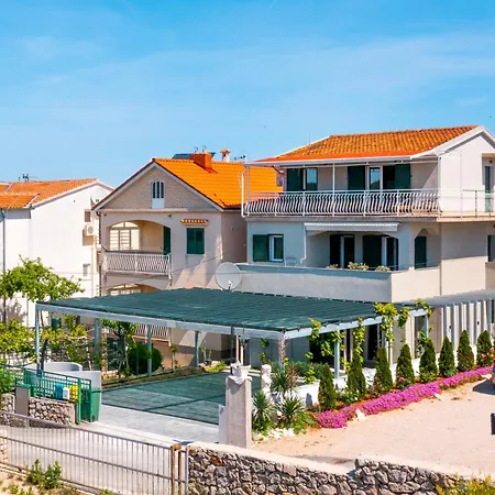 Lägenhet Charming Renovated Next To The Sea Šibenik